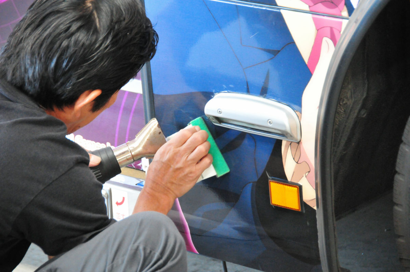 Illustration for article titled Watch as This Bus Is Covered in Glorious Nerd